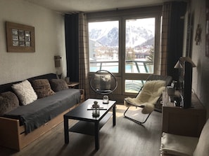 Séjour avec balcon plein sud vue sur les montagnes