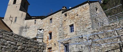 La maison à côté de l'eglise 