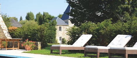 La piscine et la vue sur le Château