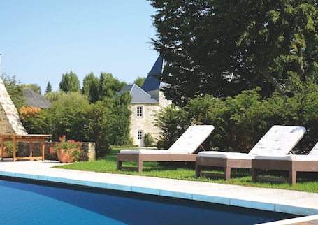 La piscine et la vue sur le Château