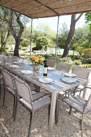 Repas convivial sous la tonnelle - vue sur le jardin et la piscine