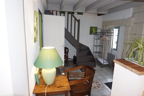 Hall d'entrée avec penderie, table bureau