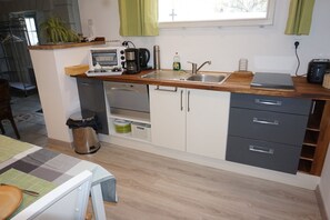 Cuisine avec four, lave vaisselle, plaque de cuisson etc..