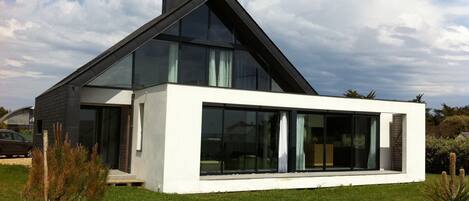 La maison ouvre au sud sur  jardin et  vue mer