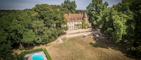 Vue du château de Paray le Frésil