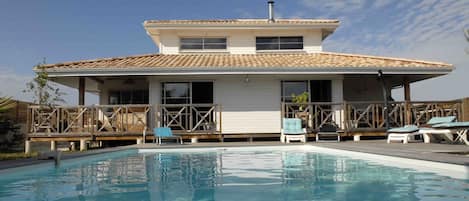 Villa récente avec piscine chauffée sur le Bassin d'Arcachon pour 9 personnes
