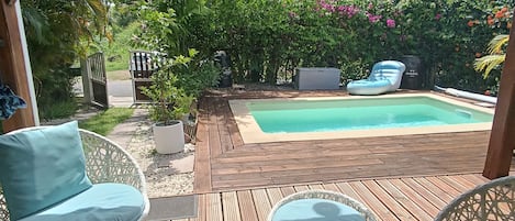 Espace extérieur avec piscine privée et jardin de plain-pied