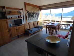 Grand séjour de 24m2, Bz 140 et lit 90, table et chaises, living, TV