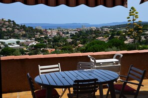 La terrasse avec la vue sur les îles.