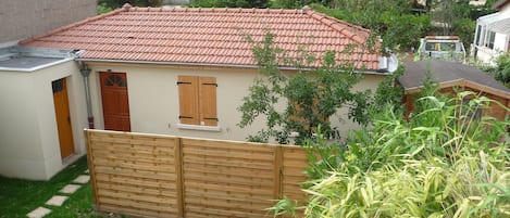 La maisonnette au fond de notre jardin et dans un cadre résidentiel