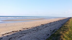 la Plage à 100 mètres à pied du Gite LE MOULIN.