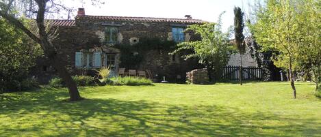 Vue du jardin sur le Gîte