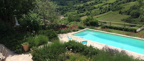 Vue depuis la maison sur la piscine et les falaises