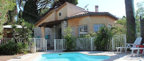 Vue de la façade principale: votre  piscine privée et cloturée