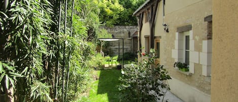 gîte des martinets et son jardin