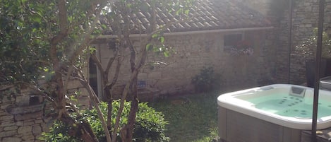 Outdoor spa tub