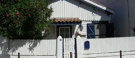 vue de la maison depuis la rue