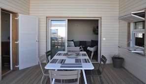 terrasse et fenêtre passe plat cuisine