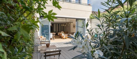 La maison vue de la terrasse