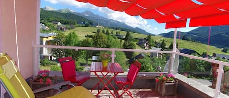 La terrasse de l'appartement 22 avec vue sur la montagne du Vercors.