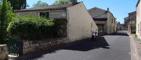 La rue du Chail, tranquille et peu fréquentée.