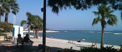 Plage de saint laurent du var, promenade des flots bleus