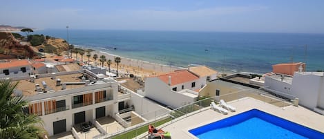 Vue mer et plage Olhos de Agua de la piscine jusqu'à Vilamoura et Faro