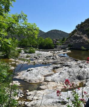 la rivière en bordure du parc