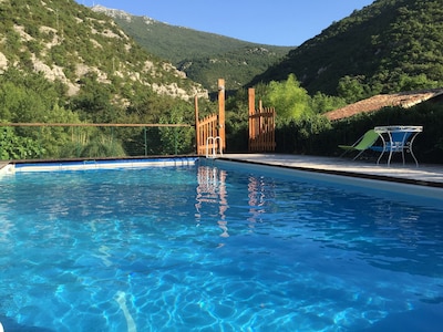 La piscine de 10 m, vue sur le massif de La Séranne.