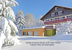 Une piscine en eau de source, chauffée, à usage privé ... même en hiver !!