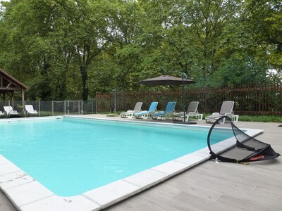 Grande piscine sécurisée (12m x 6m), cadre intime et verdoyant. Pool house. Jeux
