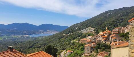 Village d'Olmeto et point de vue sur le golfe du Valinco (au fond, Propriano)