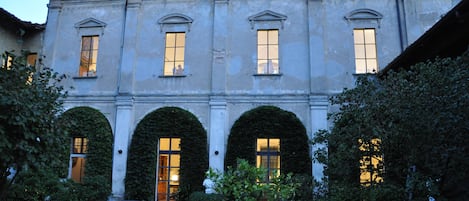  le bâtiment principal a côté de l'aile de l'appartement