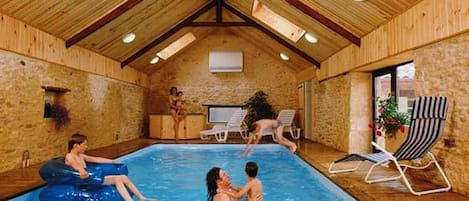 piscine d'interieure avec jacuzzy