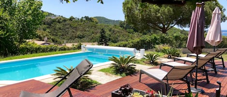 La terrasse au bord de la piscine