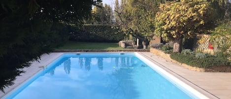 Piscine 12 x 6 et jardin réservés uniquement à la location.