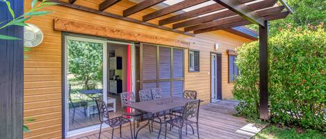 La terrasse du chalet, avec vue sur les près