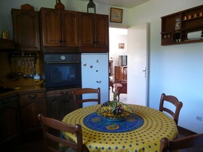 Holiday rental CHATEAUNEUF LE ROUGE house to rent kitchen