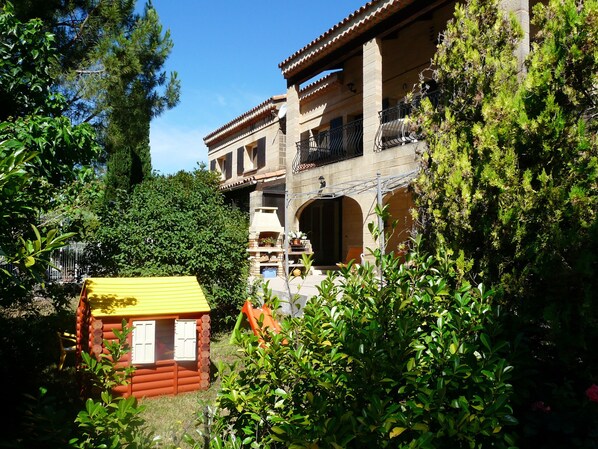 Holiday rental CHATEAUNEUF LE ROUGE house to rent facade