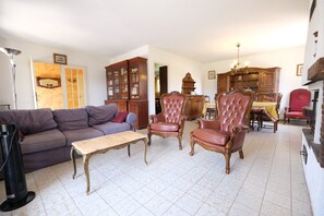 Holiday rental CHATEAUNEUF LE ROUGE house to rent living room