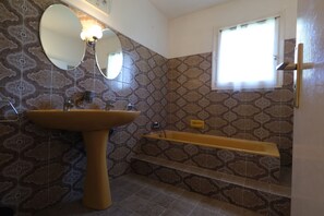 Holiday rental CHATEAUNEUF LE ROUGE house for rent 1 bathroom
