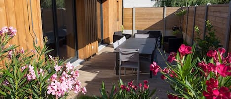 terrasse avec table, chaises et salon de jardin (avec store banne)