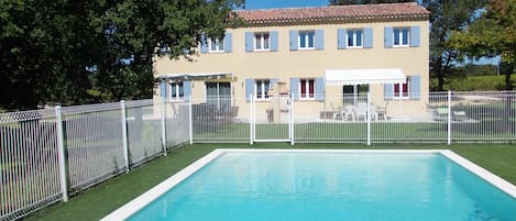 La maison vue de la piscine
