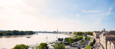 Vue de la terrasse vers le centre ville et la Garonne