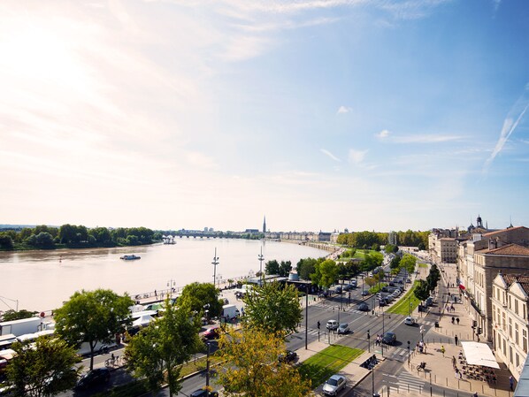 Vue de la terrasse vers le centre ville et la Garonne