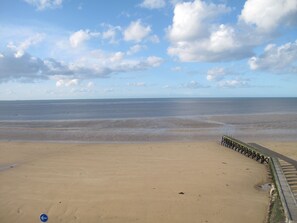 La plage et son ponton à marée basse