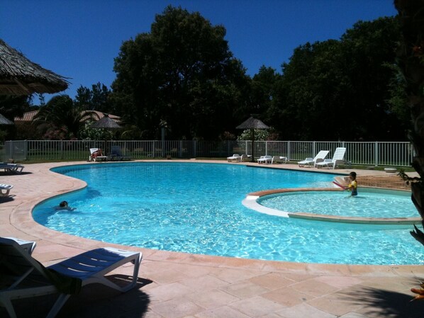 Piscine avec pataugeoire pour les petits