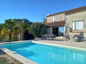 Piscine et terrasse