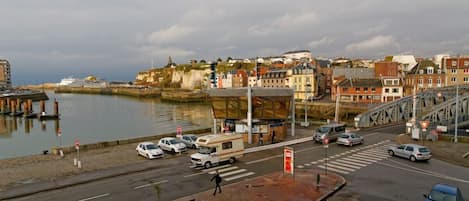 Vue du gîte sur le port et le chenal