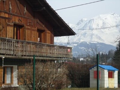 Vue sans vis à vis face à la chaîne du  Mt BLANC RDC avec terrasse privée